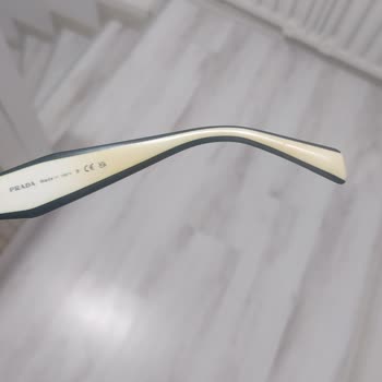 Prada Gözlüklerin Sapları Sarardı