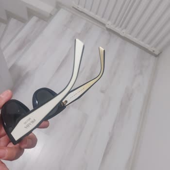 Prada Gözlüklerin Sapları Sarardı