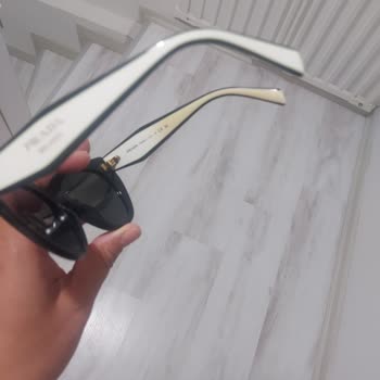 Prada Gözlüklerin Sapları Sarardı