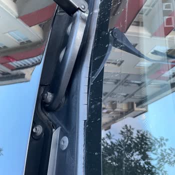 BMW Ön Cam Fitil Parçalanması