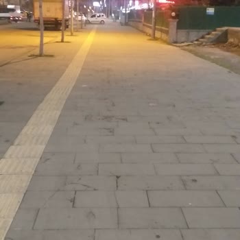 T. C. Cumhurbaşkanlığı Araçlar Kaldırımı Kullanılıp İnsanların Üzerine Araçları Sürüyorlar