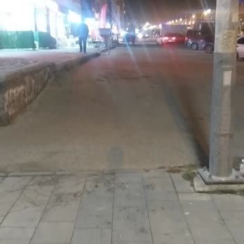 T. C. Cumhurbaşkanlığı Araçlar Kaldırımı Kullanılıp İnsanların Üzerine Araçları Sürüyorlar