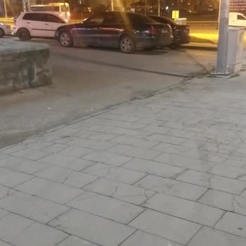 T. C. Cumhurbaşkanlığı Araçlar Kaldırımı Kullanılıp İnsanların Üzerine Araçları Sürüyorlar