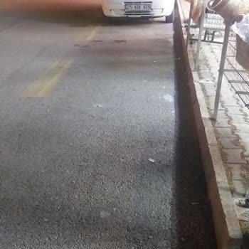 T. C. Cumhurbaşkanlığı Araçlar Kaldırımı Kullanılıp İnsanların Üzerine Araçları Sürüyorlar