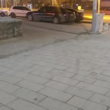 T. C. Cumhurbaşkanlığı Araçlar Kaldırımı Kullanılıp İnsanların Üzerine Araçları Sürüyorlar