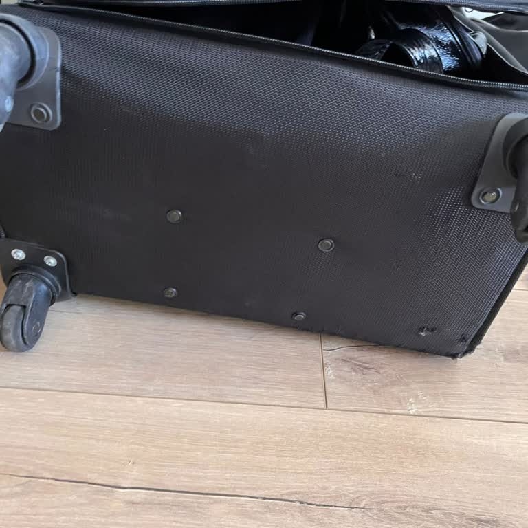 AJet (Anadolu Jet) Kırık Valizle Eve Gitmek Sorunda Bırakıldım Ve Hala Çözüm Yok