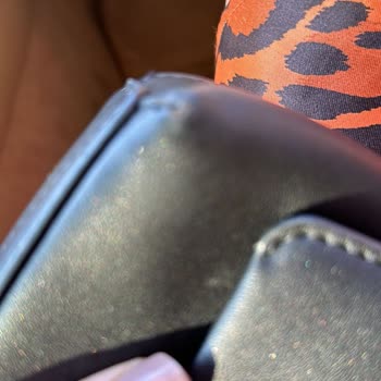 Calvin Klein İlk Kullanımda Dökülen Çantayı Değişmiyor!