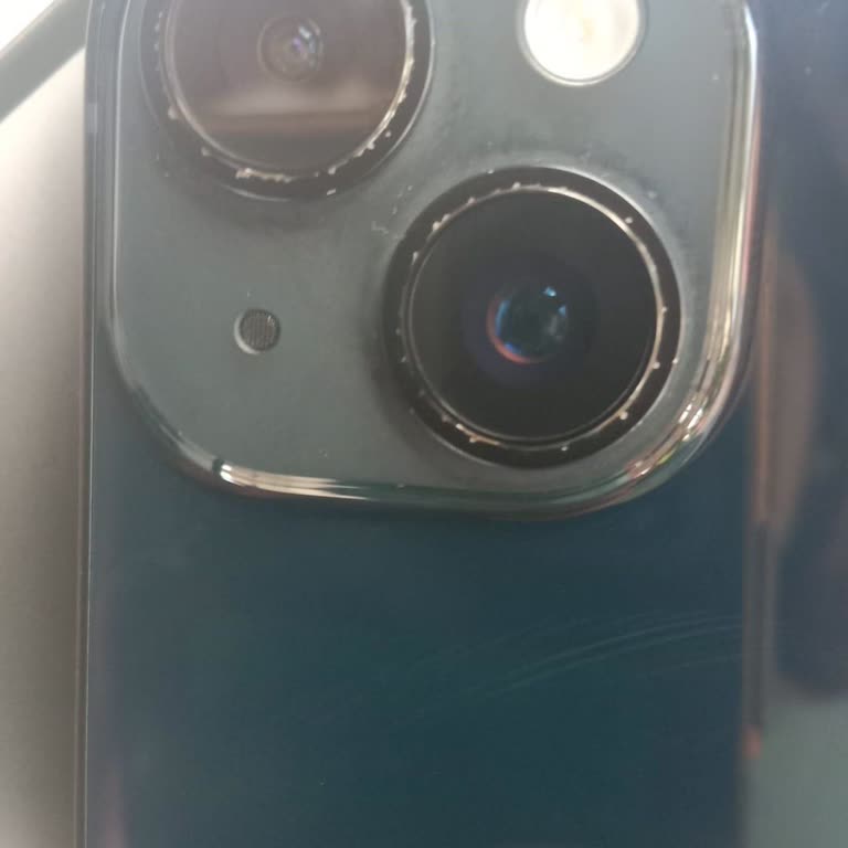 iPhone Kamerasının Boyası Soyulan Apple Kullanıcı Hatası Diyor