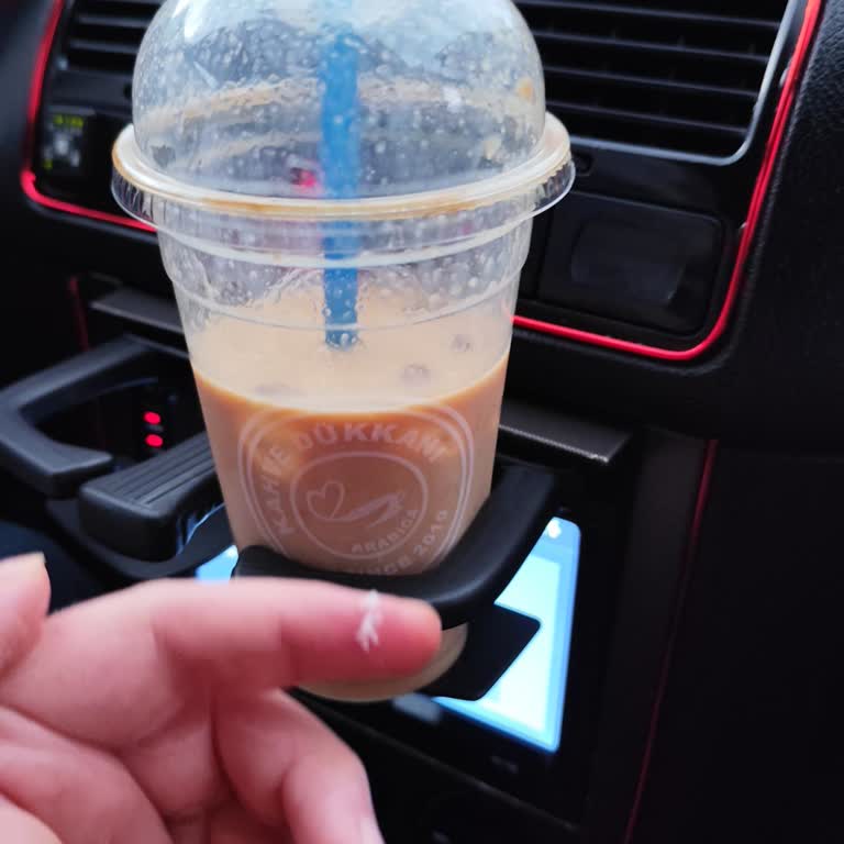 Nata Vega AVM Kahve Dünyası Kahvenin İçinden Çıkan Plastik Parçaları.