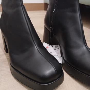 Bershka Botları Bariz Defolu Geldi