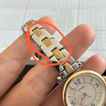 Saat & Saat Saat Ve Saatten Aldığım Saatin Rengi Atmış Bir Şekilde Satıldı.