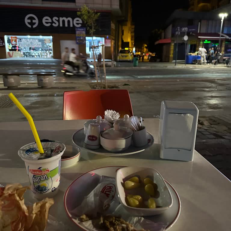 Kokoreççi Hilmi 'de Yemek İçinden Çıkanlar