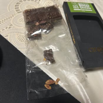 Aroha Çikolata Çikolatadan Kabuğu İle Beraber Çıkan Antep Fıstığı