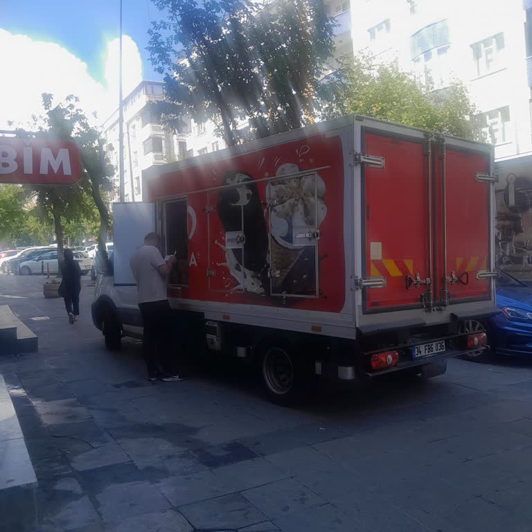 BİM Kaldırıma Araba Çıkartmak Yaya Yolunu Kapamak
