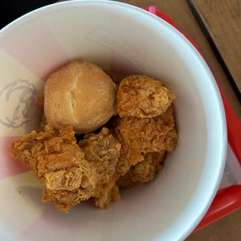 KFC Urla Alışveriş Merkezi Şubesi