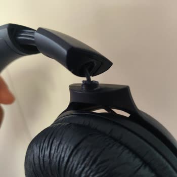 JBL Sağ Kulaklık Kolayca Kırıldı
