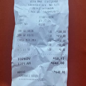 Köfteci Yusuf Salatada Çıkan Kesilmiş Arı