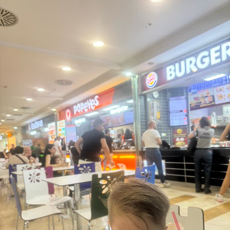 Popeyes Saçları Salık Gezen Personel