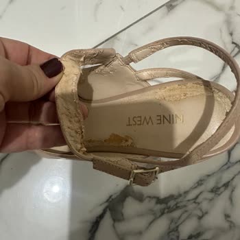 Nine West Ürün Deforme Olması Derinin Parçalanması