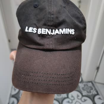 Les Benjamins- Şapkanın Çok Az Kullanımda Solması