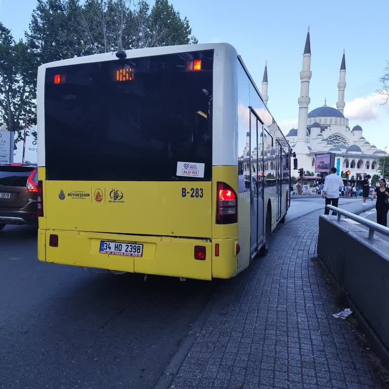 İBB - İstanbul Büyükşehir Belediyesi Tehlikeli Sürüş: Kaldırıma Çıkan Otobüs!