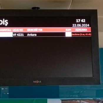 Ajet İle Uçuş Kabusu: 8 Saat Bekletildik Ve Mağdur Edildik