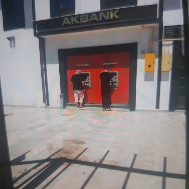 Akbank ATM Önünde Beklerken Güneşten Kavruluyoruz