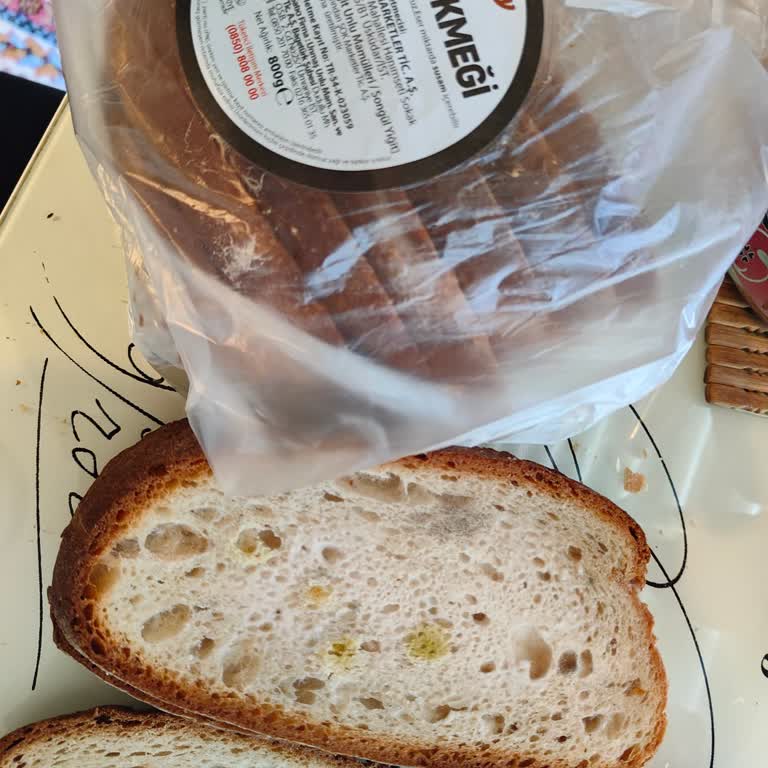 Şok Market Bozuk Paketli Ekmek Satıyor