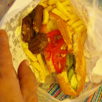 Menderes Belediyesi Ekmek Arası Köfte Bayat Ekmek Verdiler.