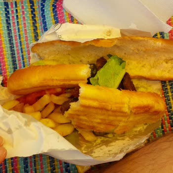 Menderes Belediyesi Ekmek Arası Köfte Bayat Ekmek Verdiler.