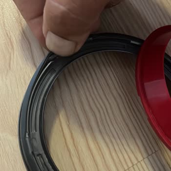 Dyson Süpürge Kırmızı Lastik Çıktı