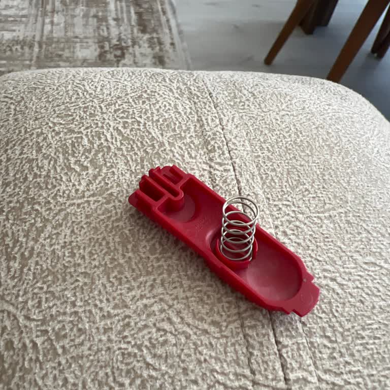 Dyson V10 Boru Kırmızı Buton Tırnak Kırılması