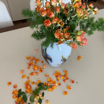 Çiçek Sepeti Yaprakları Dökülen Gül Demeti