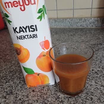 Meysu Koyu Renkli Rengi Bozuk Kayısı Suyu
