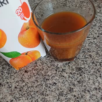 Meysu Koyu Renkli Rengi Bozuk Kayısı Suyu