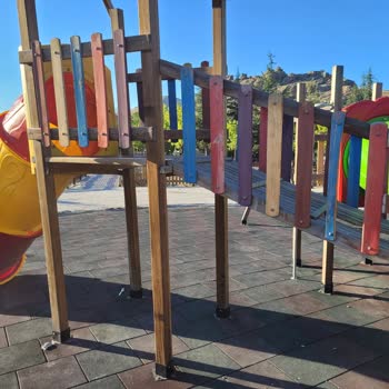 Ulukışla Belediyesi Çocuk Parkında Kırık Kaydırak Tehlike Saçıyor