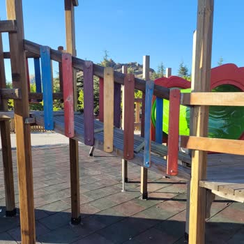 Ulukışla Belediyesi Çocuk Parkında Kırık Kaydırak Tehlike Saçıyor