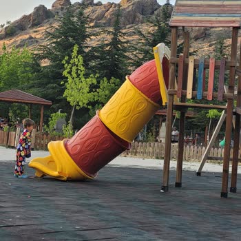Ulukışla Belediyesi Çocuk Parkında Kırık Kaydırak Tehlike Saçıyor