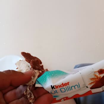 Kinder Süt Dilimi İçinden Çıkan Elyaf Tarzı Madde