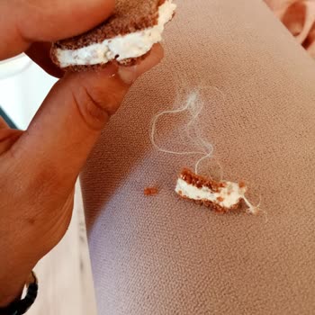 Kinder Süt Dilimi İçinden Çıkan Elyaf Tarzı Madde