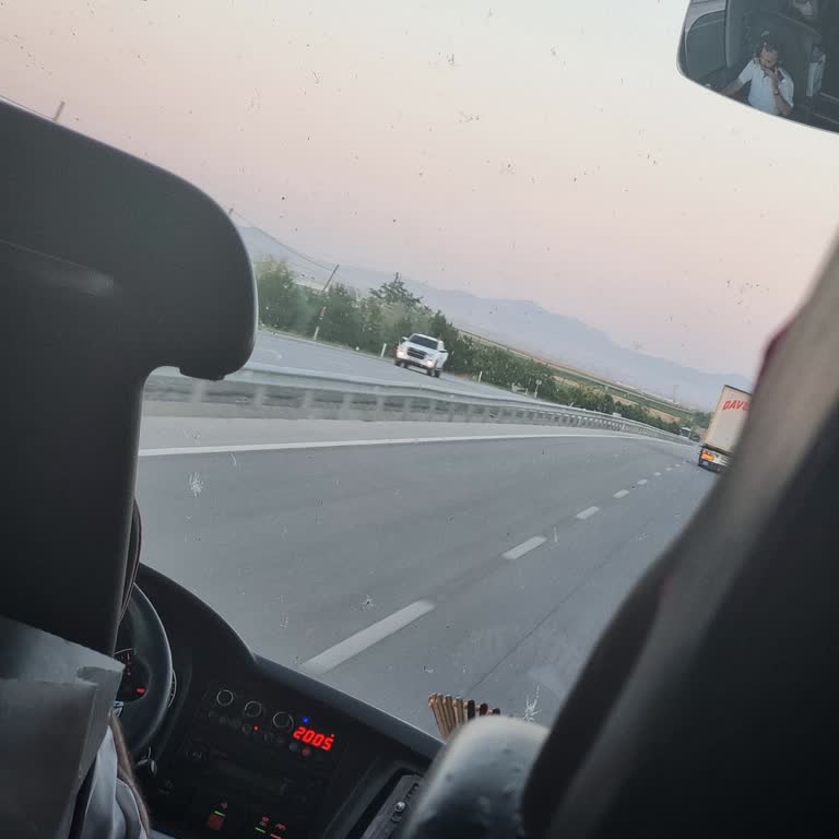 Kamil Koç Şoförün Telefonla İlgilenip Yolcuları Riske Atması