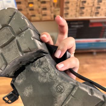 Skechers Sandalet Tabanının Ortadan İkiye Ayrılması