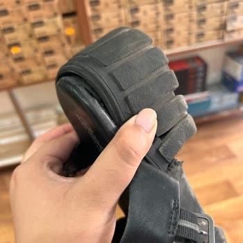 Skechers Sandalet Tabanının Ortadan İkiye Ayrılması