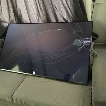 LG Den Gelen Kırık Televizyon.