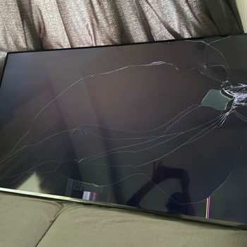 LG Den Gelen Kırık Televizyon.