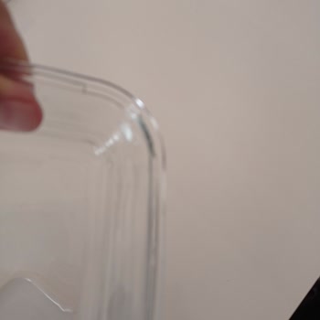 Lav Cam Saklama Kabinin Kenarları Kırılıyor