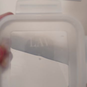 Lav Cam Saklama Kabinin Kenarları Kırılıyor