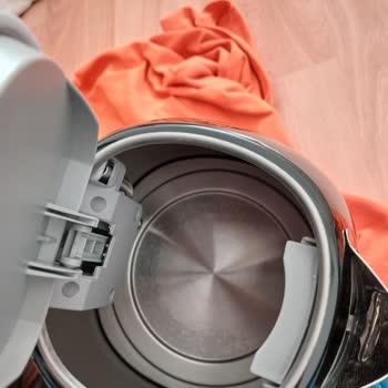 Smeg Kettle İçinde Kırık Parça Var Ve İçi İlk Kullanımda Kotu Oldu