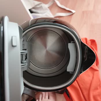 Smeg Kettle İçinde Kırık Parça Var Ve İçi İlk Kullanımda Kotu Oldu