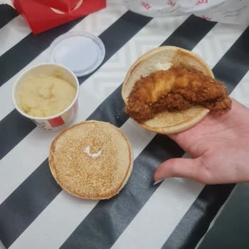 KFC Eksik Ve Boş Hamburger Ve Buz Gibi Gelen Ürün